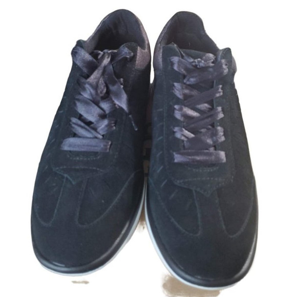 NIB UGG W Victoria Suede Sneakers Black Sz 9 - Picture 2 of 11